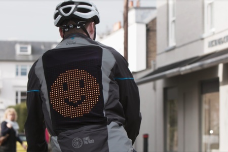 Ford создал «эмодзи-куртку» Emoji Jacket для велосипедистов, которая позволяет демонстрировать водителям автомобилей знаки поворота и эмоции [видео]