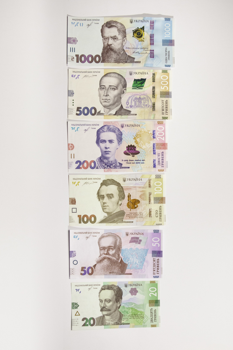 НБУ ввел в оборот новые 200 гривен. Вот так теперь выглядит актуальный банкнотный ряд гривны из шести номиналов