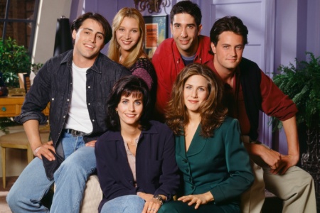 Сервис HBO Max подтвердил, что снимет специальный эпизод сериала Friends / «Друзья», где соберутся все шесть главных героев (за гонорар $2,5 млн каждому)