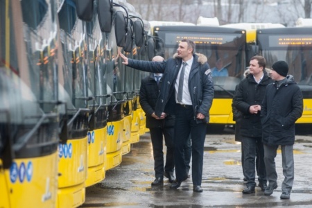 Виталий Кличко: «До конца года Киев закупит 273 современных автобуса, что поможет вытеснить из центра города маршрутки и личные автомобили»