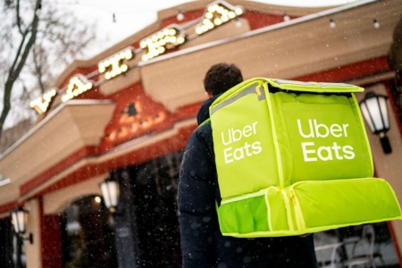 Сервис доставки еды Uber Eats подвел итоги года работы в Украине: 3 города, 800 ресторанов и 250 тонн еды