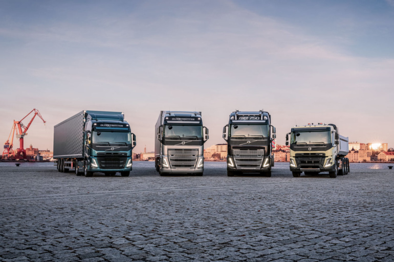 Volvo Trucks сняла пафосную рекламу, в которой башня из четырех грузовиков везет на себе руководителя компании [видео]