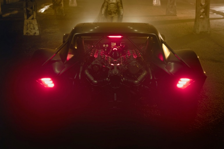 Режиссер нового «Бэтмена» показал дизайн Бэтмобиля, который больше напоминает маслкар, чем личный транспорт супергероя
