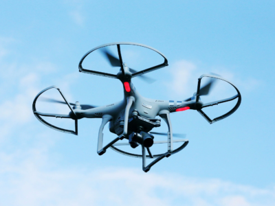 Австралийские инженеры объявили о разработке дрона, с помощью которого можно эффективно выявлять в толпе людей с симптомами Covid-19