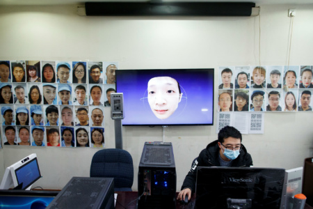 Пандемия коронавируса подтолкнула китайских разработчиков систем распознавания лиц наконец научить свои алгоритмы идентифицировать людей в медицинских масках