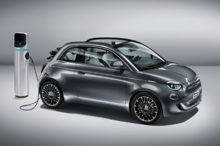 Новое поколение серийного электромобиля Fiat 500 получило двигатель мощностью 118 л.с., батарею на 42 кВтч и запас хода 320 км (WLTP)