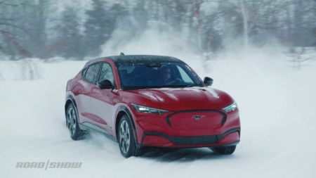 Видео дня: Электрокроссовер Ford Mustang Mach-E зажигательно дрифтует по снежной трассе