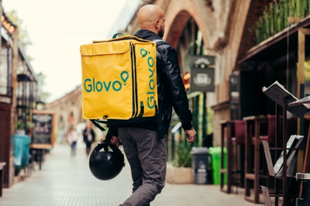 «Бесконтактная доставка без подписи и онлайн-оплата»: Сервис Glovo рассказал, как будет доставлять заказы из ресторанов, магазинов и аптек во время карантина
