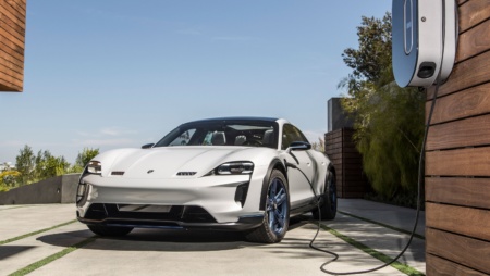 Porsche: Электрокроссовер Taycan Cross Turismo дебютирует в конце 2020 года, а уже в 2022 году к нему присоединится полностью электрический Macan