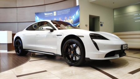 В Украину официально ввезли первые два электромобиля Porsche Taycan по цене от 2,64 млн грн, вся партия на 2020 год для нашей страны уже распродана