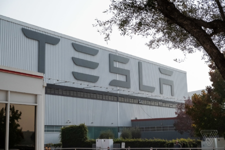Tesla все же ограничит работу главного завода в США и готова помочь с выпуском аппаратов ИВЛ