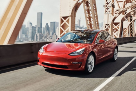 Tesla Autopilot скоро будет распознавать сигналы светофора и должным образом реагировать на них