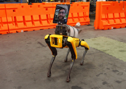 Четвероногий робот Boston Dynamics Spot помогает удалённо обследовать пациентов, подозреваемых на наличие COVID-19