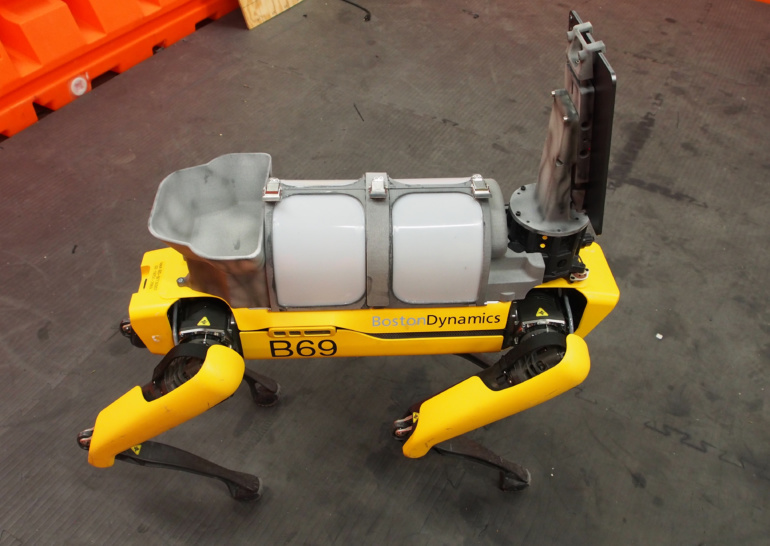 Четвероногий робот Boston Dynamics Spot помогает удалённо обследовать пациентов, подозреваемых на наличие COVID-19