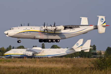 Спрос на грузовые авиаперевозки настолько велик, что «Авиалинии Антонова» отправили в рейс крупнейший в мире турбовинтовой самолет Ан-22 «Антей»