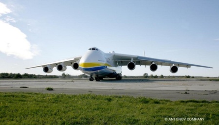 Ан-225 «Мрия» перевез рекордный объем груза медицинских средств из Китая в Польшу [видео]