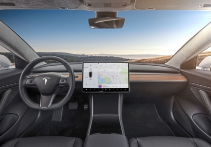 Автопилот Tesla выходит на новый уровень. Началось тестирование проактивной функции реагирования на сигналы светофоров и дорожные знаки