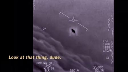 Пентагон рассекретил кадры с «необъяснимыми летающими объектами»