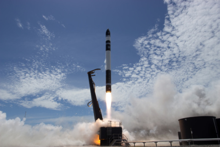 Rocket Lab показала, как она планирует ловить в воздухе первые ступени ракет для повторных запусков