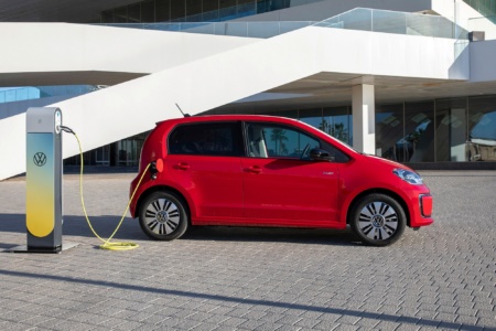 Volkswagen: Каждый второй покупатель сити-кара VW up! выбирает электрическую версию e-up!, а новый гибридный Passat заказывают впятеро чаще предшественника