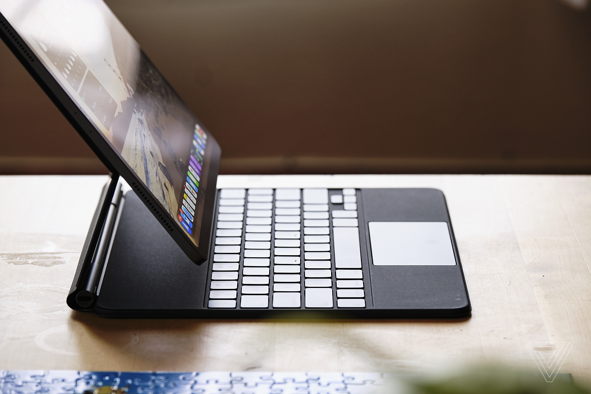 Новый 12,9-дюймовый iPad Pro вместе с клавиатурой Magic Keyboard весит ...