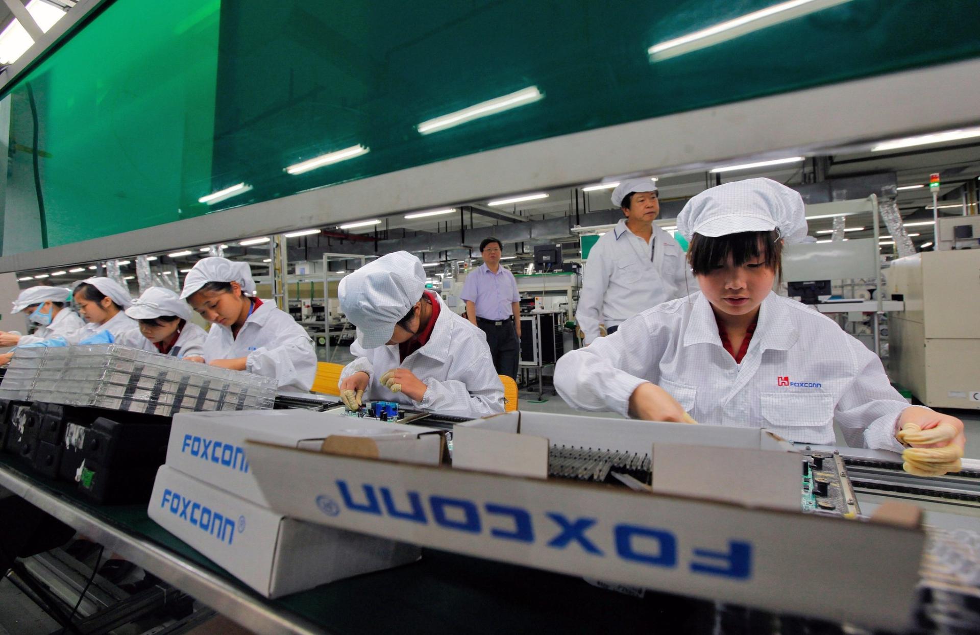 Тайвань завод. Фабрика Фоксконн Китай. Фабрика Foxconn в Китае. Foxconn завод Apple. Foxconn компании Тайваня.