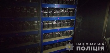 Николаевские полицейские майнили криптовалюту на конфискованном оборудовании. Они также избили бывшего владельца, вымогая $30 тыс. и пароли от ПК
