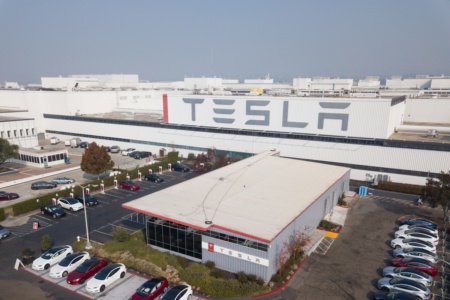 Илон Маск открыл завод Tesla в Калифорнии вопреки запрету властей и заявил, что готов к аресту