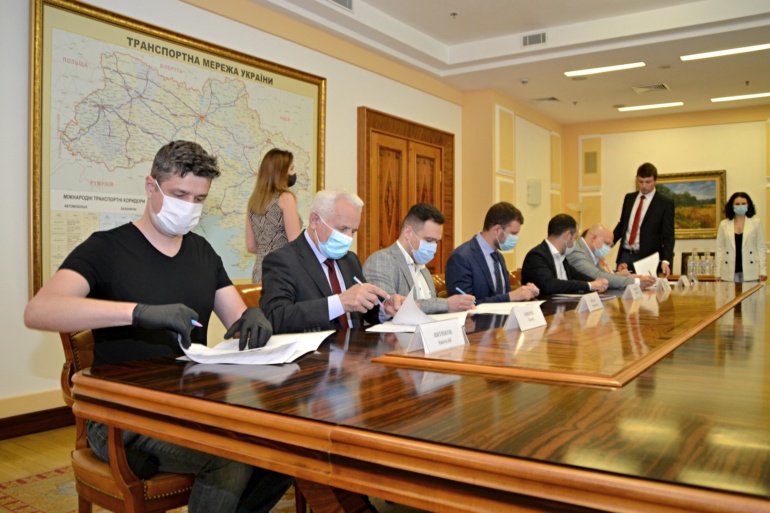 Мининфраструктуры, Минцифры, НКРСИ и Укравтодор подписали меморандум о создании в Украине "умных дорог"