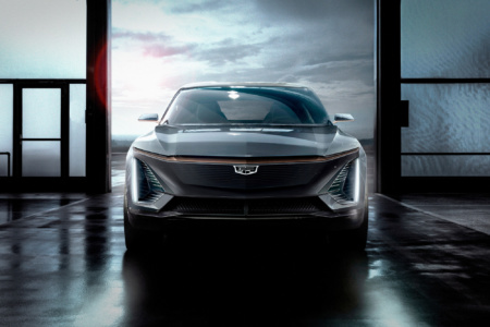 GM запланировала анонс нового электрокроссовера Cadillac Lyriq на 6 августа и опубликовала свежий видеотизер