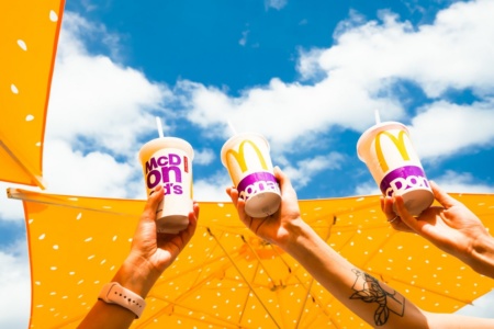Сеть McDonald’s Украина отказалась от пластиковых стаканов для холодных напитков в пользу бумажных, это уменьшит потребление пластика на 10 тонн в месяц