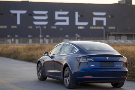 16 лет или 2 млн км. Китайский партнер Tesla готов начать выпуск новых батарей для электромобилей