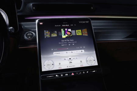 Новая автомобильная система Mercedes-Benz MBUX получила большой сенсорный дисплей и дополнительный «автостереоскопический» экран для водителя