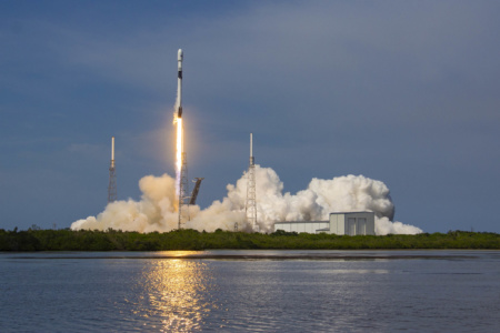 SpaceX вывела на орбиту первый южнокорейский военный спутник ANASIS-II, обновив 35-летний рекорд скорости повторного запуска «Атлантиса». И впервые поймала обе части головного обтекателя в сеть