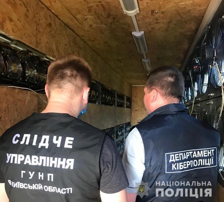 Киберполиция поймала под Киевом майнеров криптовалют, которые похитили электроэнергии на 500 тыс. грн. Им грозит до трех лет лишения свободы