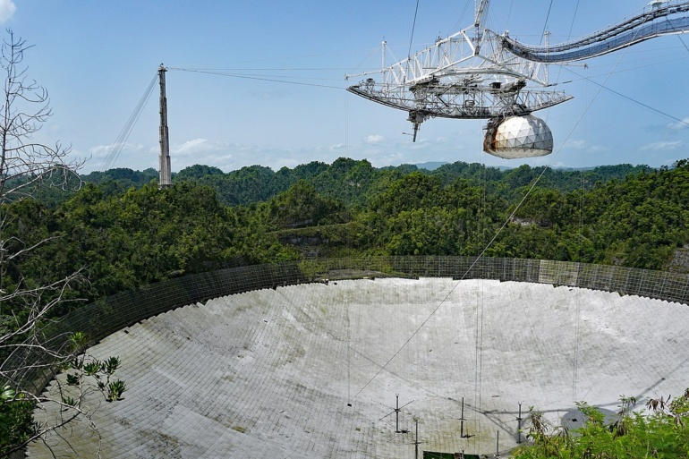 Лопнувший трос повредил антенну радиотелескопа Аресибо