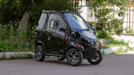 Украинская компания «Электропрайд» представила электромобиль ELMIZ mini стоимостью $5000, собирать его планируют в Киеве (на их сайте можно найти еще две модели — Konyk и Volyk)