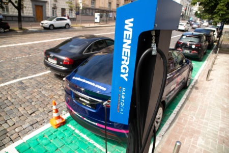 «Киевтранспарксервис» начал оснащать парковки в центре Киева зарядными станциями для электромобилей, до конца года будет установлено несколько десятков зарядок