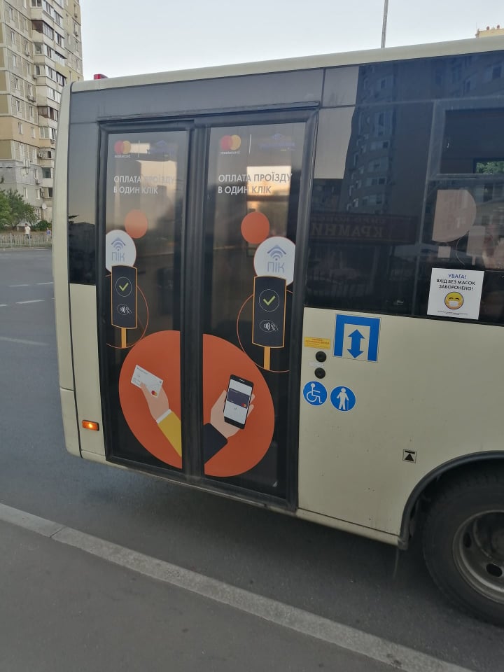 Вместо Kyiv Smart Card. В киевских маршрутках тестируют бесконтактную оплату проезда «ПIК»