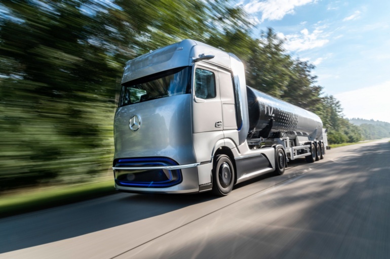 Mercedes-Benz показал водородный электрогрузовик GenH2 (1000 км) и пару батарейных электрогрузовиков eActros (200 км) и eActros LongHaul (500 км)