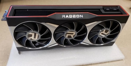 Эталонная AMD Radeon RX 6900 XT позирует перед камерой
