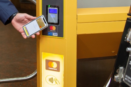 В метро Днепра запустили бесконтактную оплату проезда банковской картой, смартфоном или другим NFC-устройством