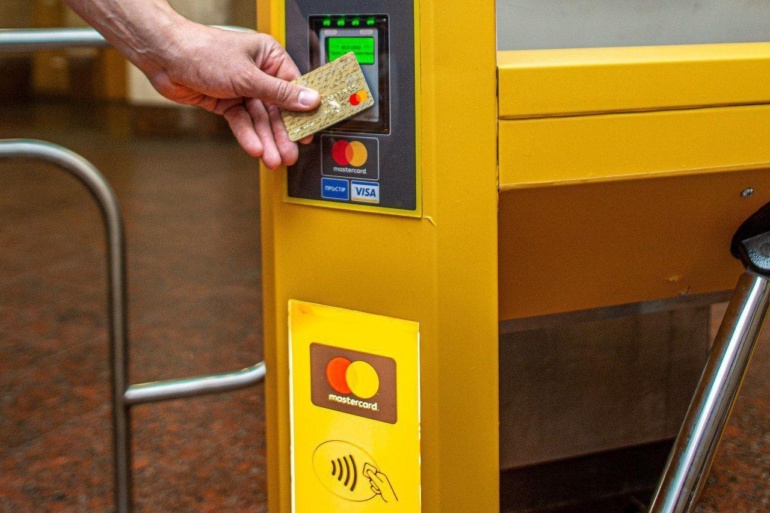 В метро Днепра запустили бесконтактную оплату проезда банковской картой, смартфоном или другим NFC-устройством