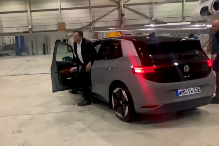 Во время визита в Германию Илон Маск пообещал революцию в автомобилестроении и проехал за рулем электромобилей VW ID.3 и ID.4 вместе с главой Volkswagen [видео]