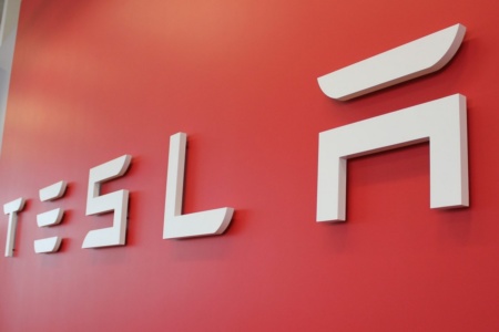 После разделения акции Tesla выросли в цене на 3%, капитализация компании превысила $430 млрд