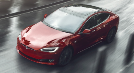 Посмотрите, как прототип Tesla Model S (Plaid) «уделывает» McLaren P1 на трассе Лагуна Сека
