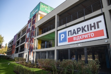 В Киеве открыли трехэтажный «Зоопаркинг» на 435 мест с 7 зарядными станциями для 21 электромобиля и велопарковкой