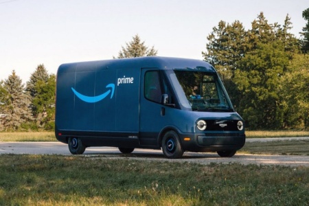 Amazon показал первый электрический фургон для доставки, созданный совместно с Rivian (в рамках сотрудничества будут созданы три разные модели)