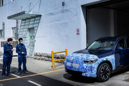 В Китае стартовало серийное производство электромобилей BMW iX3, немцы опубликовали видео со сборочной линии