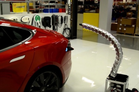 Tesla не отказалась от идеи выпуска роботизированной змеевидной системы зарядки для своих авто